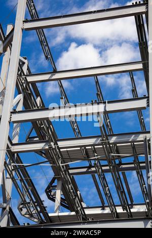 Grau lackierte Stahlträger und -Träger, die für den Rahmen eines Geschäftsgebäudes verwendet werden. Stockfoto