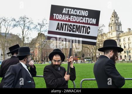 London, England, Großbritannien. Februar 2024. Mitglieder der orthodoxen jüdischen Gemeinde versammelten sich aus Protest gegen das Registergesetz und äußerten ihre Besorgnis über vorgeschlagene Gesetzesänderungen, die als direkte Bedrohung für die religiöse Bildung und die seit langem bestehenden Freiheiten angesehen werden, sowie über die möglichen Auswirkungen des Gesetzes auf die Lebensweise der Gemeinschaft. insbesondere der Vorschlag für ein Register für Kinder, die außerhalb des allgemeinen Systems gebildet werden. Die Führer verurteilen das Gesetz als repressiv und rufen bei den Eltern in der jüdischen Gemeinde weitverbreitete Befürchtungen hervor. Quelle: ZUMA Press, Inc./Alamy Live News Stockfoto