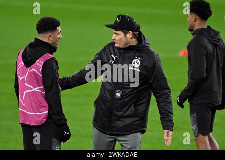 Eindhoven, Niederlande. Februar 2024. Fußball: Champions League, vor dem ersten Leg des Achtelfinales zwischen PSV Eindhoven und Borussia Dortmund. Dortmunder Coach Edin Terzic (r) spricht mit Jadon Sancho während der letzten Trainingseinheit. Quelle: Federico Gambarini/dpa/Alamy Live News Stockfoto