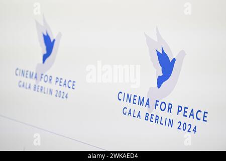 Berlin, Deutschland. Februar 2024. Logo und Schriftzug des Cinema for Peace Gala Berlin im Westhafen Event & Convention Center (WECC). Quelle: Fabian Sommer/dpa/Alamy Live News Stockfoto