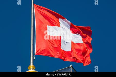 Eine Schweizer Fahne weht auf dem Bundeshaus im Wind. (Bern, Schweiz, 03.08.2023) Stockfoto