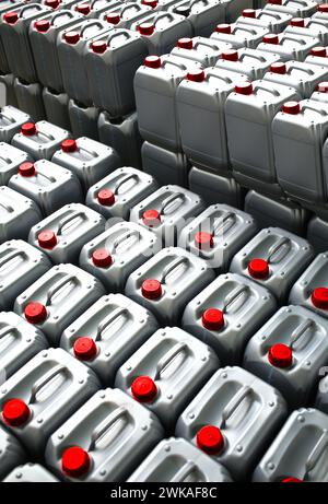 Kunststoffbehälter für Motoröl isoliert auf weißem Hintergrund Stockfoto