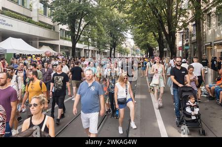 Tausende Besucher strömten am Mittag in Richtung Lovemobile-Route an der 30. Zürcher Street Parade. (Zürich, Schweiz, 12.08.2023) Stockfoto