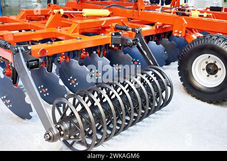 Rollen auf der Scheibenegge für den Landmaschinenbetrieb Stockfoto