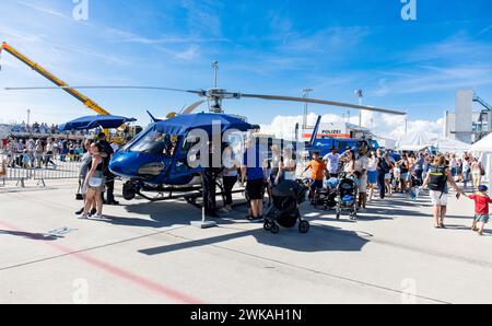 Klein und groß stehen beim Helikopter der Zürcher Kantonspolizei an. Tausende Menschen besuchen das dreitägige Flughafenfest zum 75 Jahr Jubiläum de Stockfoto