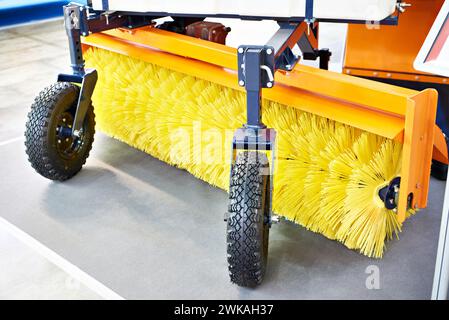 Montierte Straßenbürste für mechanische Straßenkehrmaschinen Stockfoto