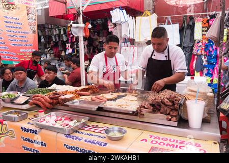 Lassen Sie sich von den geschmackvollen Köstlichkeiten der Street Food-Szene in Mexiko City verwöhnen, wo jeder Taco eine herzhafte Note authentischer mexikanischer Küche bietet Stockfoto