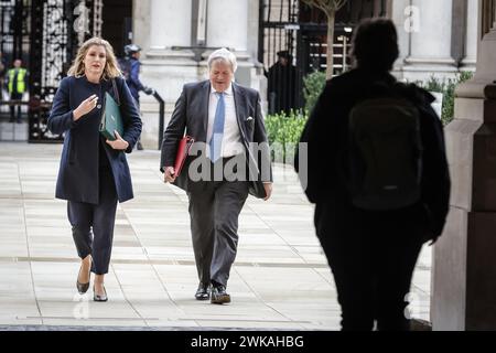 London, Großbritannien. Februar 2024. Penny Mordaunt, Abgeordneter, Lord President of the Council, Leader of the House of Commons und Lord True, Leader of the House of Lords. Die Minister nehmen an der Kabinettssitzung der Regierung in der Downing Street 10 zu der ungewöhnlichen Zeit am Montagnachmittag in Westminster, London, England, Teil. Credit: Imageplotter/Alamy Live News Credit: Imageplotter/Alamy Live News Stockfoto