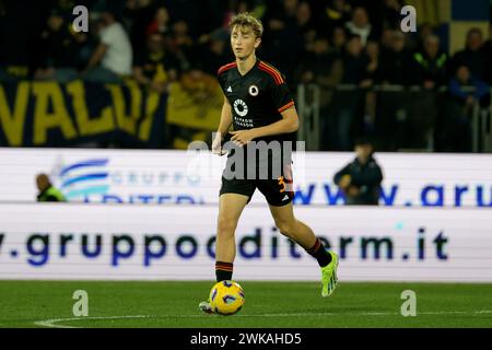 Neapel, Italien. Februar 2024. Foto Alessandro Garofalo/LaPresse 18 febbraio 2024 Frosinone, Italia Sport calcio Frosinone vs Roma - Campionato di calcio Serie A TIM 2023/2024 - stadio Benito Stirpe Nella Foto: Dean Huijsen (AS Roma); 18. Februar 2024 Frosinone, Italien Sport Fußball Frosinone vs Roma - italienische Fußballmeisterschaft Liga A TIM 2023/2024 - Benito Stirpe Stadion. Auf dem Bild: Dean Huijsen (AS Roma); Credit: LaPresse/Alamy Live News Stockfoto