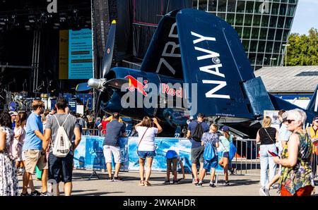 Von der F4U-4 'Corsair' beim Standplatz Tango wurden zahlreiche Erinnerungsfotos gemacht. Tausende Menschen besuchen das dreitägige Flughafenfest zum Stockfoto