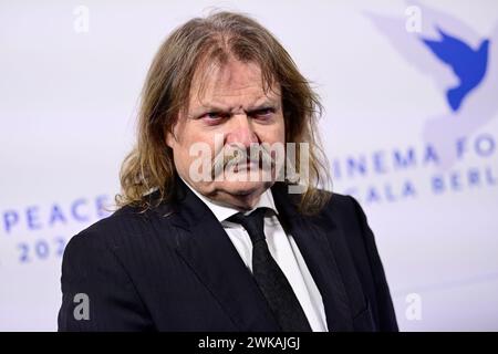 Berlin, Deutschland. Februar 2024. Leslie Mandoki, Musiker, kommt zur Cinema for Peace Gala Berlin im Westhafen Event & Convention Center (WECC). Quelle: Fabian Sommer/dpa/Alamy Live News Stockfoto