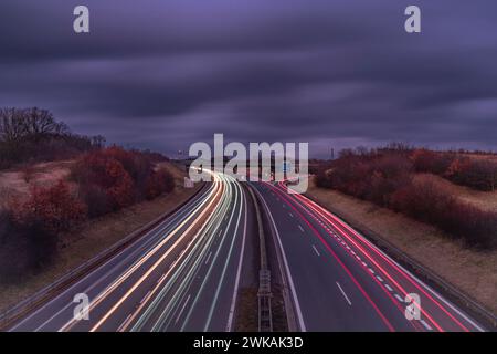 Autobahn in der Nähe der Krusne-Berge mit nächtlichen Farblinien von Autos Stockfoto