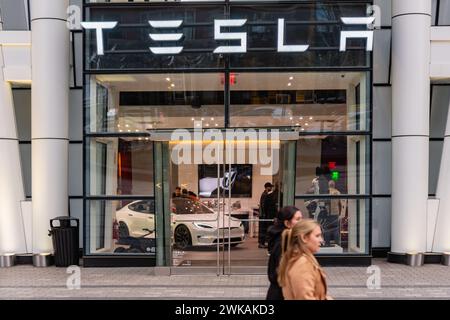 Boston, MA, USA – 15. Januar 2024: Besucher gehen am Eingang des Tesla Elektroautomobilanbieters vorbei, in dem Kunden Fahrzeuge ansehen. Stockfoto