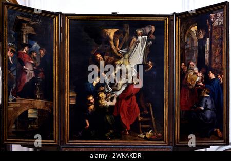 Der Abstieg vom Kreuz; die Mitteltafel eines Triptychon-Gemäldes von Peter Paul Rubens (1577–1640) 1611-1614 die Kathedrale unserer Lieben Frau - Onze-Lieve-Vrouwekathedraal, ) Antwerpen, Belgien, Belgien. ( 1352 Bauabschluss 1521) gotisch. (Der tragische Moment, in dem Jesus vom Kreuz genommen und von einer Menschenmenge getragen wird.) Stockfoto