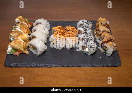 Futomaki, Hosomaki und Nigiris – japanische Brötchen aus der Nähe. Hochwertige Fotos Stockfoto