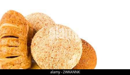 Appetitliche Brötchen auf weißem Hintergrund. Es ist freier Platz für Text vorhanden. Breites Foto. Stockfoto