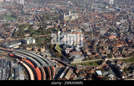 Luftaufnahme des Stadtzentrums von York aus dem Westen mit dem Bahnhof im Vordergrund und dem Münster im Hintergrund Stockfoto