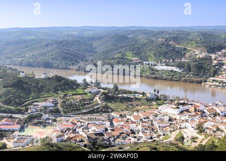 Aus der Vogelperspektive des Dorfes Sanlucar de Guadiana in der Provinz Huelva, Andalusien mit alten weißen Windmühlen auf einem Hügel, am Ufer des Flusses Guadiana, im B Stockfoto