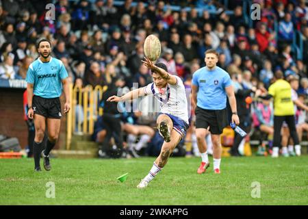 Featherstone, England - 18. Februar 2024 - Wakefield Trinity's Mason Lino tritt. Rugby League 1895 Cup, Newcastle Thunder gegen Wakefield Trinity im Millenium Stadium, Featherstone, UK Dean Williams Stockfoto