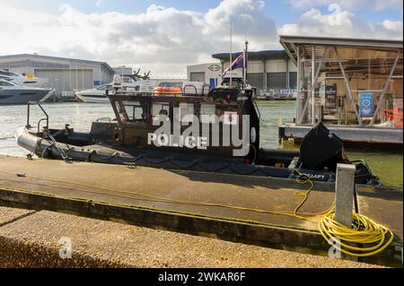 Ein Motorboot der Dorset Polizei am Poole Quay, Dorset, England Stockfoto