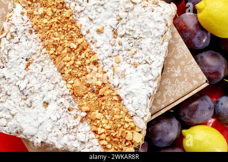 Süße Brioche Galette mit Fruchtconfit, Streusel, Puderzucker und Nüssen Stockfoto