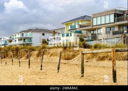 Teure Häuser am Strand bei Sandbanks, Dorset, England Stockfoto