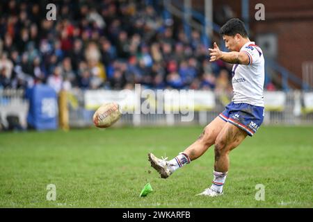 Featherstone, England - 18. Februar 2024 - Wakefield Trinity's Mason Lino tritt. Rugby League 1895 Cup, Newcastle Thunder gegen Wakefield Trinity im Millenium Stadium, Featherstone, UK Dean Williams Stockfoto