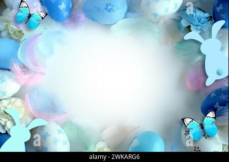 Osterdekorationskonzept. Foto von oben mit bunten ostereiern, Blumen und blauen Federn auf isoliertem pastellblauem Hintergrund. Stockfoto