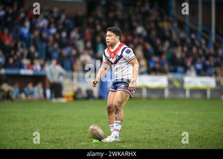Featherstone, England - 18. Februar 2024 - Wakefield Trinity's Mason Lino tritt. Rugby League 1895 Cup, Newcastle Thunder gegen Wakefield Trinity im Millenium Stadium, Featherstone, UK Dean Williams Stockfoto