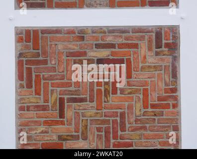 Detailansicht einer Mauer aus einem ländlichen Fachwerkhaus in der Altstadt bei Hamburg, rote Ziegelsteine, weiße Fugen und Holzbalken, schönes Beispiel für f Stockfoto