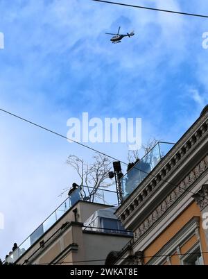 Ein Helikopter der Polizei über dem Hotel Bayerischer Hof während der Münchner Sicherheitskonferenz. Auf dem Dach steht ein Beobachter der Spezialkräfte der Polizei SEK. Ein Helikopter der Polizei über dem Hotel Bayerischer Hof während der Münchner Sicherheitskonferenz. Auf dem Dach steht ein Beobachter der Spezialkräfte der Polizei SEK. München Bayern Deutschland *** Polizeihubschrauber über dem Hotel Bayerischer Hof während der Münchner Sicherheitskonferenz Polizeihubschrauber über dem Hotel Bayerischer Hof während der Münchner Sicherheitskonferenz Polizeihubschrauber über dem Hotel Bayerischer Hof Stockfoto