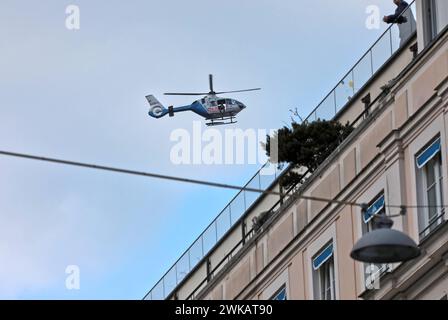 Ein Helikopter der Polizei über dem Hotel Bayerischer Hof während der Münchner Sicherheitskonferenz. Ein Helikopter der Polizei über dem Hotel Bayerischer Hof während der Münchner Sicherheitskonferenz. München Bayern Deutschland *** Ein Polizeihubschrauber über dem Hotel Bayerischer Hof während der Münchner Sicherheitskonferenz Ein Polizeihubschrauber über dem Hotel Bayerischer Hof während der Münchner Sicherheitskonferenz München Bayern Deutschland Stockfoto