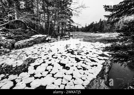 Schaum auf der Wasseroberfläche im Winter. Stockfoto