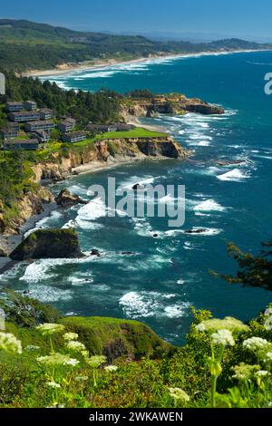 Blick auf die Küste mit Kuhpastete von Cape Foulweather, Otter Crest State Park, Pacific Coast Scenic Byway, Oregon Stockfoto