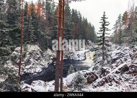 Kivach Falls an einem schneebedeckten Wintertag. Landschaftsfoto mit Wasserfall im Wald. Fluss SUNA, Bezirk Kondopoga, Republik Karelien, Russland Stockfoto