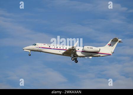 Republik Serbien Embraer EMB-135BJ Legacy mit der YU-SRB-Flagge landet auf der Münchner Sicherheitskonferenz 2024 auf der Südbahn 26L von Muni Stockfoto