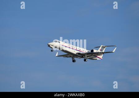 Republik Serbien Embraer EMB-135BJ Legacy mit der YU-SRB-Flagge landet auf der Münchner Sicherheitskonferenz 2024 auf der Südbahn 26L von Muni Stockfoto