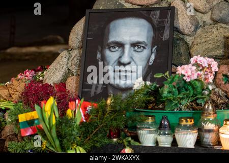 Blumen und Kerzen wurden zur spontanen Gedenkfeier für den russischen Oppositionsführer Alexej Nawalny gelegt, mit schwarz-weißem Porträt, das vom Schnee nass ist Stockfoto