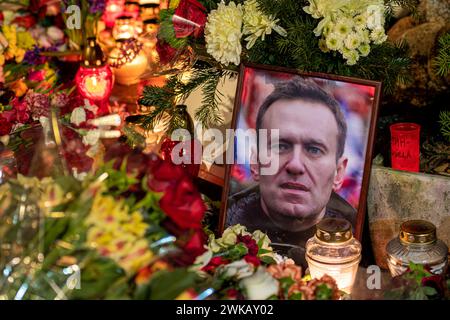 Blumen und Kerzen wurden zur spontanen Gedenkfeier für den russischen Oppositionsführer Alexej Nawalny gelegt, der in einer abgelegenen Strafkolonie in Kharp starb Stockfoto