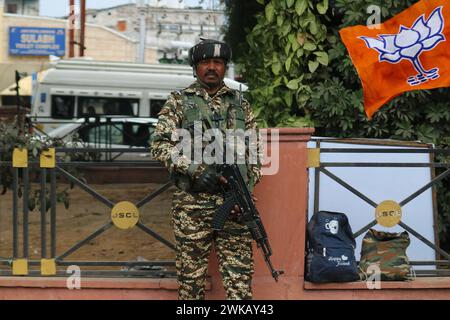 Jammu, Indien. Februar 2024. Vor dem Besuch von Premierminister Narendra Modi in Jammu steht ein indischer paramilitärischer Soldat vor dem Maulana Azad Stadion Wache. Am 19. Februar 2024 in Jammu, Indien. (Kreditbild: © Firdous Nazir/OKULARIS via ZUMA Press Wire) NUR REDAKTIONELLE VERWENDUNG! Nicht für kommerzielle ZWECKE! Stockfoto