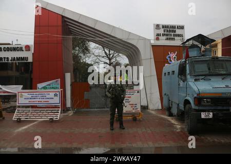 Jammu, Indien. Februar 2024. Vor dem Besuch von Premierminister Narendra Modi in Jammu steht ein indischer paramilitärischer Soldat vor dem Maulana Azad Stadion Wache. Am 19. Februar 2024 in Jammu, Indien. (Kreditbild: © Firdous Nazir/OKULARIS via ZUMA Press Wire) NUR REDAKTIONELLE VERWENDUNG! Nicht für kommerzielle ZWECKE! Stockfoto