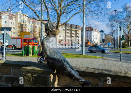 Bronzeplastik auf der Mauer des Erich-Kästner-Museums Emil Erich Kästner war ein deutscher Schriftsteller, Drehbuchautor und Kabarettist, der breiten Kreisen der deutschen Bevölkerung vor allem wegen seines humorvollen, scharfsinnigen Kinderbücher und seines humoristischen bis zeitkritischen Gedichte bekannt ist. Erich Kästner wuchs in der Königsbrücker Straße in der Äußeren Neustadt von Dresden auf. In der Nähe, am Albertplatz, befindet sich im Erdgeschoss der damaligen Villa seines Onkels Franz Augustin heute das Erich-Kästner-Museum. Die Bronzeplastik stammt von Mathyas Varga. Dresden Deuts Stockfoto