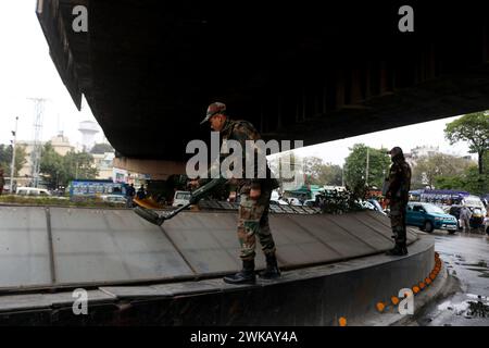 Jammu, Indien. Februar 2024. Eine Untersuchung des Indischen Militärsoldaten mit Metalldetektor vor dem Maulana Azad Stadion vor dem Besuch von Premierminister Narendra Modi in Jammu. Am 19. Februar 2024 in Jammu, Indien. (Kreditbild: © Firdous Nazir/OKULARIS via ZUMA Press Wire) NUR REDAKTIONELLE VERWENDUNG! Nicht für kommerzielle ZWECKE! Stockfoto