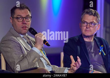 Berlin, Deutschland. Februar 2024. Oleksii Makeiev (l), Botschafter der Ukraine in Deutschland, und Roderich Kiesewetter (CDU) nehmen an der Veranstaltung „Cafe Kiew 2024 - die Zukunft der Ukraine in Europa“ im Kolosseum in der Schönhauser Allee Teil. Die Konrad-Adenauer-Stiftung hat Gäste zur zweiten Ausgabe des 'Cafe Kyiv' eingeladen. Die ganztägige Veranstaltung in Berlin konzentriert sich auf die europäische Zukunft der Ukraine. Quelle: Jörg Carstensen/dpa/Alamy Live News Stockfoto