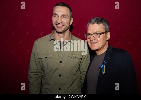 Berlin, Deutschland. Februar 2024. Der ehemalige Boxer Wladimir Klitschko (l) und Roderich Kiesewetter (CDU) nehmen an der Veranstaltung 'Cafe Kiew 2024 - die Zukunft der Ukraine in Europa' im Kolosseum in der Schönhauser Allee Teil. Die Konrad-Adenauer-Stiftung hat Gäste zur zweiten Ausgabe des 'Cafe Kyiv' eingeladen. Die ganztägige Veranstaltung in Berlin konzentriert sich auf die europäische Zukunft der Ukraine. Quelle: Jörg Carstensen/dpa/Alamy Live News Stockfoto