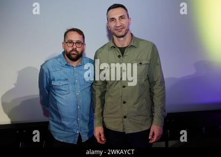 Berlin, Deutschland. Februar 2024. Der Journalist Paul Ronzheimer (l) und der ehemalige Boxer Wladimir Klitschko nehmen an der Veranstaltung 'Cafe Kiew 2024 - die Zukunft der Ukraine in Europa' im Kolosseum in der Schönhauser Allee Teil. Die Konrad-Adenauer-Stiftung hat Gäste zur zweiten Ausgabe des 'Cafe Kyiv' eingeladen. Die ganztägige Veranstaltung in Berlin konzentriert sich auf die europäische Zukunft der Ukraine. Quelle: Jörg Carstensen/dpa/Alamy Live News Stockfoto