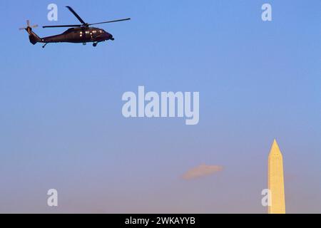 Washington Monument, Marine One, Air Force One, Presidential Helikopter, fliegen über die National Mall in Washington DC, USA Stockfoto