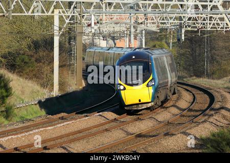 Pendolino-Personenzug, der auf der West Coast Main Line in Staffordshire in eine Kurve kippt. Stockfoto