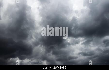 Himmel mit dunklen Regenwolken Hintergrund. Wettervorhersage-Konzept. Stockfoto