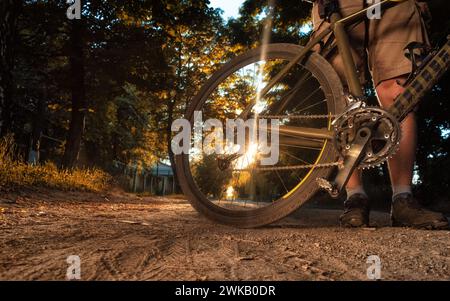 Radfahrer stehen mit dem Fahrrad auf unbefestigtem Weg am sonnigen Sommertag. Stockfoto